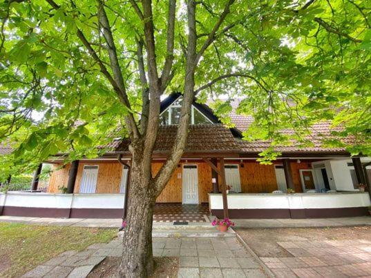 Appartement Platan Ueduelo à Balatonlelle Extérieur photo